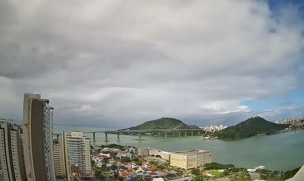 A imagem mostra o tempo nebuloso em Vitória/ES